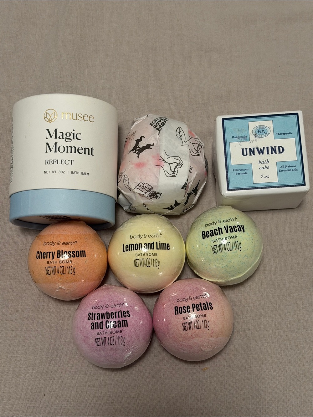 Bundle 8 Bath Bomb UNWIND, LUSH, MUSEE Magic Moment, Body&Earth